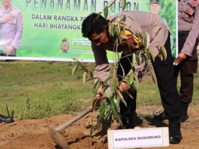 Polres Mukomuko Tanam Bibit Pohon Sambut HUT Bhayangkara ke-78