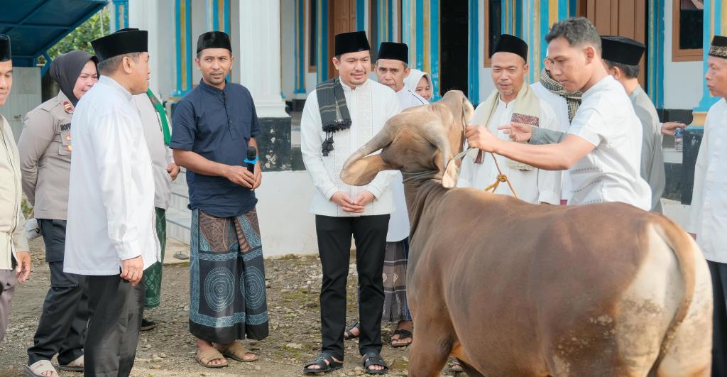 Wabup Arie Laksanakan Sholat Iduladha di Desa Serumbung, Pemda Beri 2 Ekor Sapi