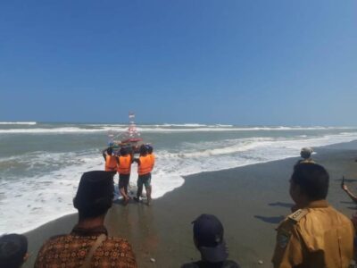 Ratusan Warga Hadiri Tradisi Larung Laut di Pantai Pandan Seluma