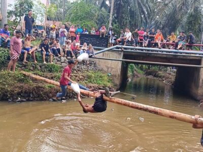 Seru dan Lucu! Lomba Perang Bantal di Desa Air Latak Meriahkan HUT RI ke-79