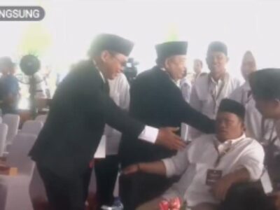 Momen Erwin Terkesan Enggan Berjabat Tangan dengan Teddy dan Gustianto