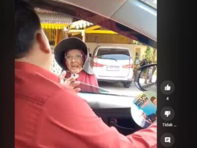 Kasih Uang dan Sajadah, Anggota Dewan Rayu Nenek-nenek ke Helmi Hasan