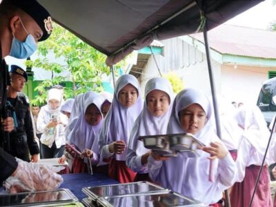 Dikbud Apresiasi Kegiatan Makan Bergizi HUT Korps Brimob di SDN 89 Kota Bengkulu