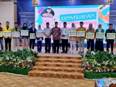 Kadisdikbud Apresiasi Mahasiswa Berprestasi Penerima Beasiswa