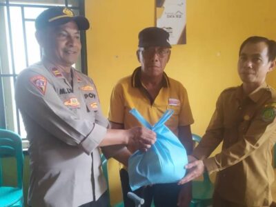 Kapolsek Karang Tinggi Salurkan Bantuan untuk Warga Kurang Mampu